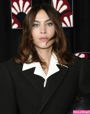Alexa Chung [ alexa-chung ] - It's #lucymuseminutenews and #worldnakedgardeningday116 with