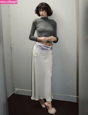 Alexa Chung [ alexa-chung ] - Hot sexting at work 🤤 would you like to try one day? 🤤💦