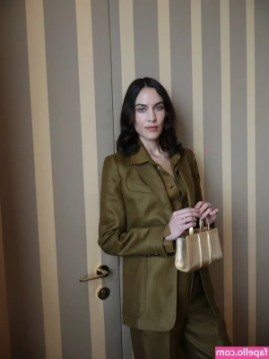 Alexa Chung [ alexa-chung ] - you find me in your bed, what do you?