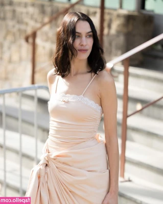 Alexa Chung [ alexa-chung ] - Am I helping here?