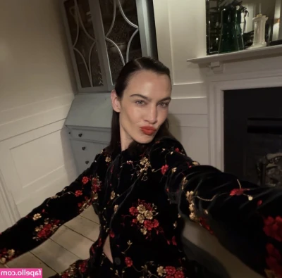 Alexa Chung [ alexa-chung ] - I'm on all night tonight 💞💞 just waiting on you to message me ;)