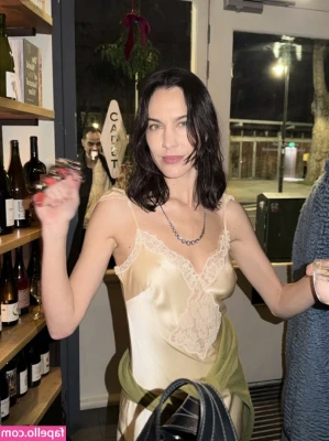Alexa Chung [ alexa-chung ] - Hate To See Me Go? Or Love To Watch Me Leave ♥️🍑