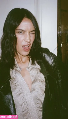 Alexa Chung [ alexa-chung ] - Why is this kinda hot