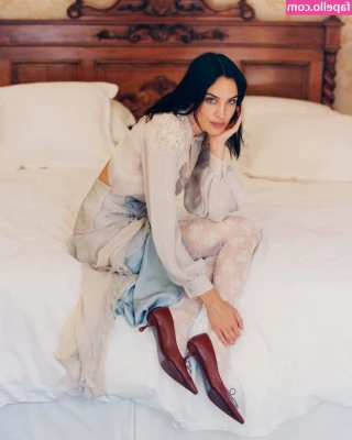 Alexa Chung [ alexa-chung ] - Do you want my cookie? 🍪🥛 Will give you something to indulge in
