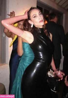 Alexa Chung [ alexa-chung ] - Lazy Sundays are my favorite... time to be naked