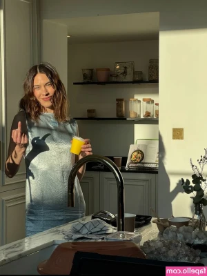 Alexa Chung [ alexa-chung ] - Last ones from this stocking set, now with more pussy ✌🏽
