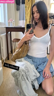 Alexa Chung [ alexa-chung ] - ive been asked for more pics including my feet so here you go 😈