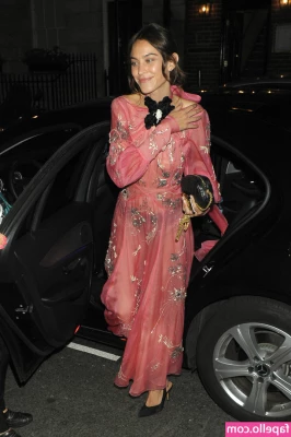 Alexa Chung [ alexa-chung ] - Dear fans   What do you want to see next  Tip you favourite post to