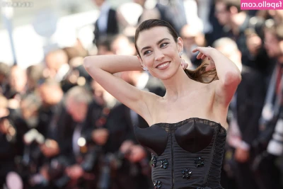 Alexa Chung [ alexa-chung ] - Come see what has me smiling so big!