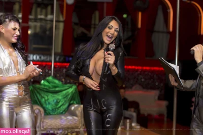 Marika Fruscio [ marika-fruscio ] - Esta vaquita quiere tu lechita se la das