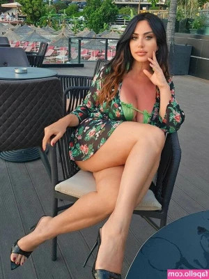 Marika Fruscio [ marika-fruscio ] - I will write your name on my soles or a message on my soles for a fee