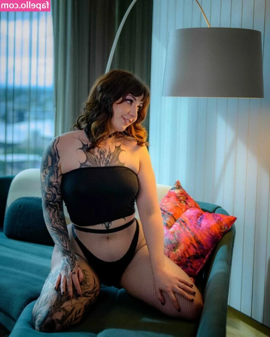 Aussarah - hi baby    wanna see more sexy and excitng video  just pm me
