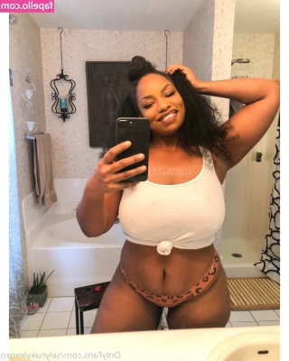 selynakylexoxo - I like wearing red lipstick so I can leave my mark 💋💋💋