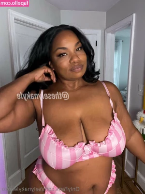 selynakylexoxo - Habitual tea drinker and no panties-er 🤪 Up close and personal