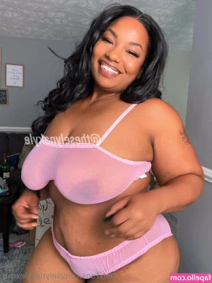 selynakylexoxo - Can you guess how many inches my fat ass is? x