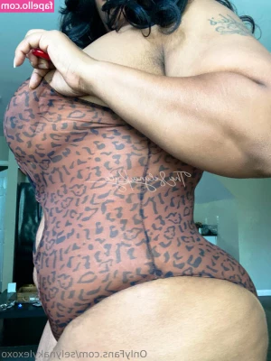 selynakylexoxo - Do you want to see the treat in my panties? 😉x