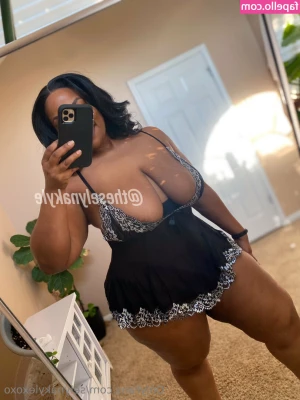 selynakylexoxo - Sometimes when I'm alone in my bedroom I touch myself because it