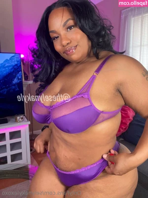 selynakylexoxo - Even the stars were jealous of the sparkle in her eyes🤭