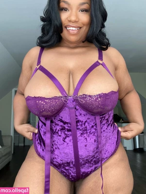 selynakylexoxo - Taking off my socks for you, showing off my yummy feet. Would you