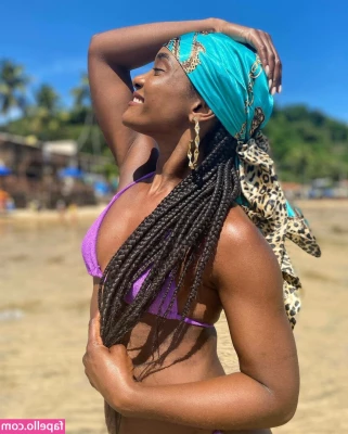 Erika Januza [ erika-januza ] - Titties and gap 😈