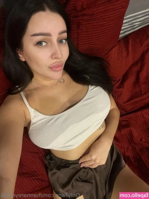 hannareynolds - do you like my outfit??🍓