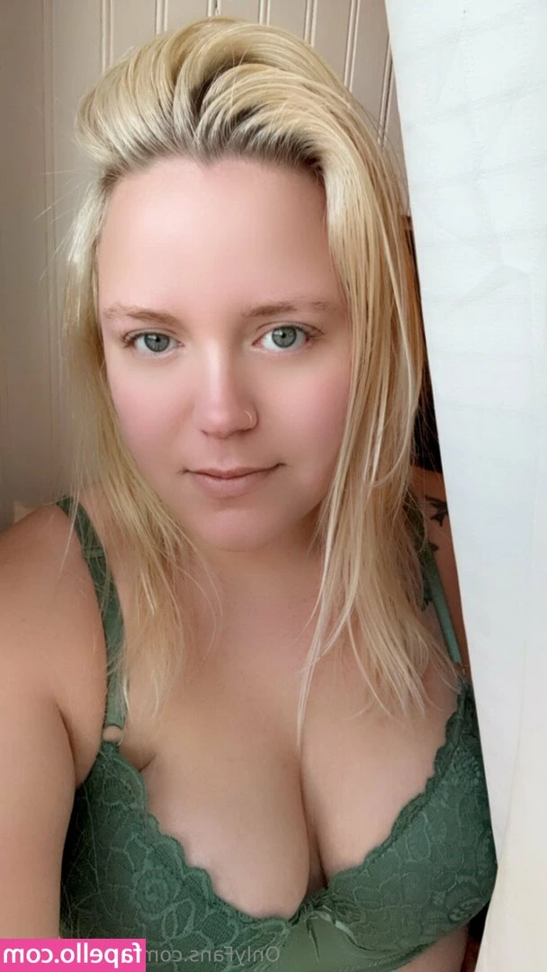 u251222959 - Sweaty feet on mirror