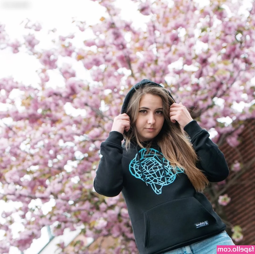 Janina Hille [ janina-hille ] - Thank you to everyone who tips and buys me gifts   I love doing
