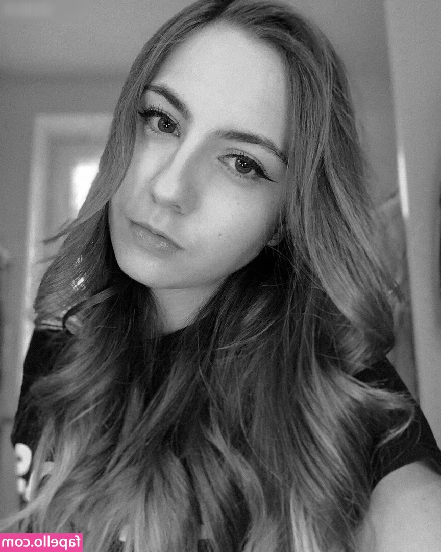 Janina Hille [ janina-hille ] - I should really work out, but instead I’m just going to bring
