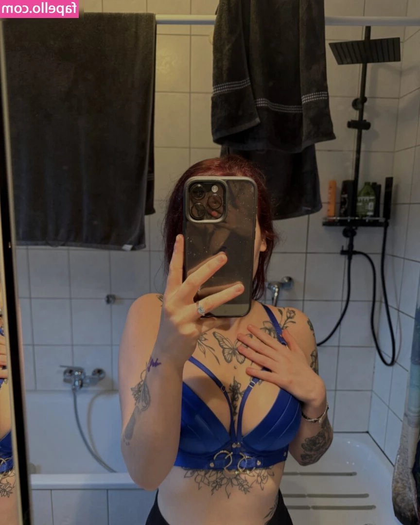 lea_mxdxl [ lea-mxdxl ] - Happy Freaky Friday   Enjoy watching a little of my kinky side when I