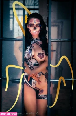 Sugey Abrego [ sugey-abrego ] - The heat is kiIIing me I'm not joking