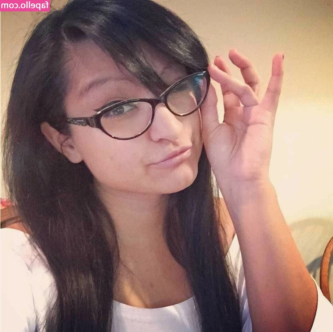Aphmau - Can't decide which looks better 🤔