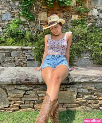 Ellie Dobleske [ ellie-dobleske ] - Hi hey hello… pls tip this post if you see and support me!! My