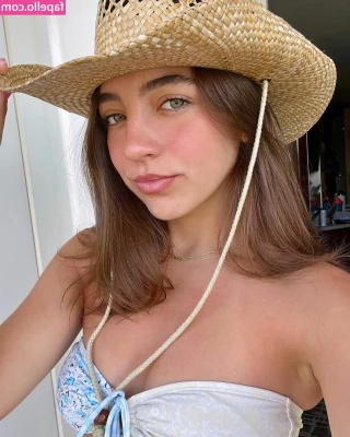Ellie Dobleske [ ellie-dobleske ] - Free the titties!