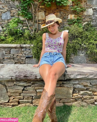 Ellie Dobleske [ ellie-dobleske ] - I miss y all  Working hard towards getting my new apartment so I can