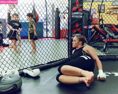 Ronda Rousey [ ronda-rousey ] - This is how we watch anime