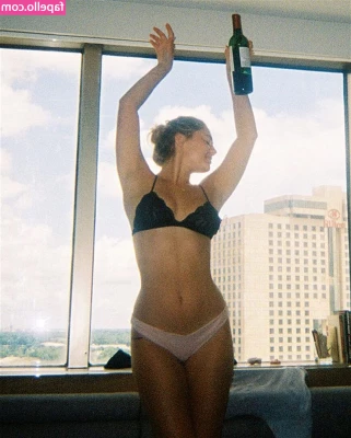 Lia Marie Johnson [ lia-marie-johnson ] - Waiting to strip for you in my messages  stop being shy