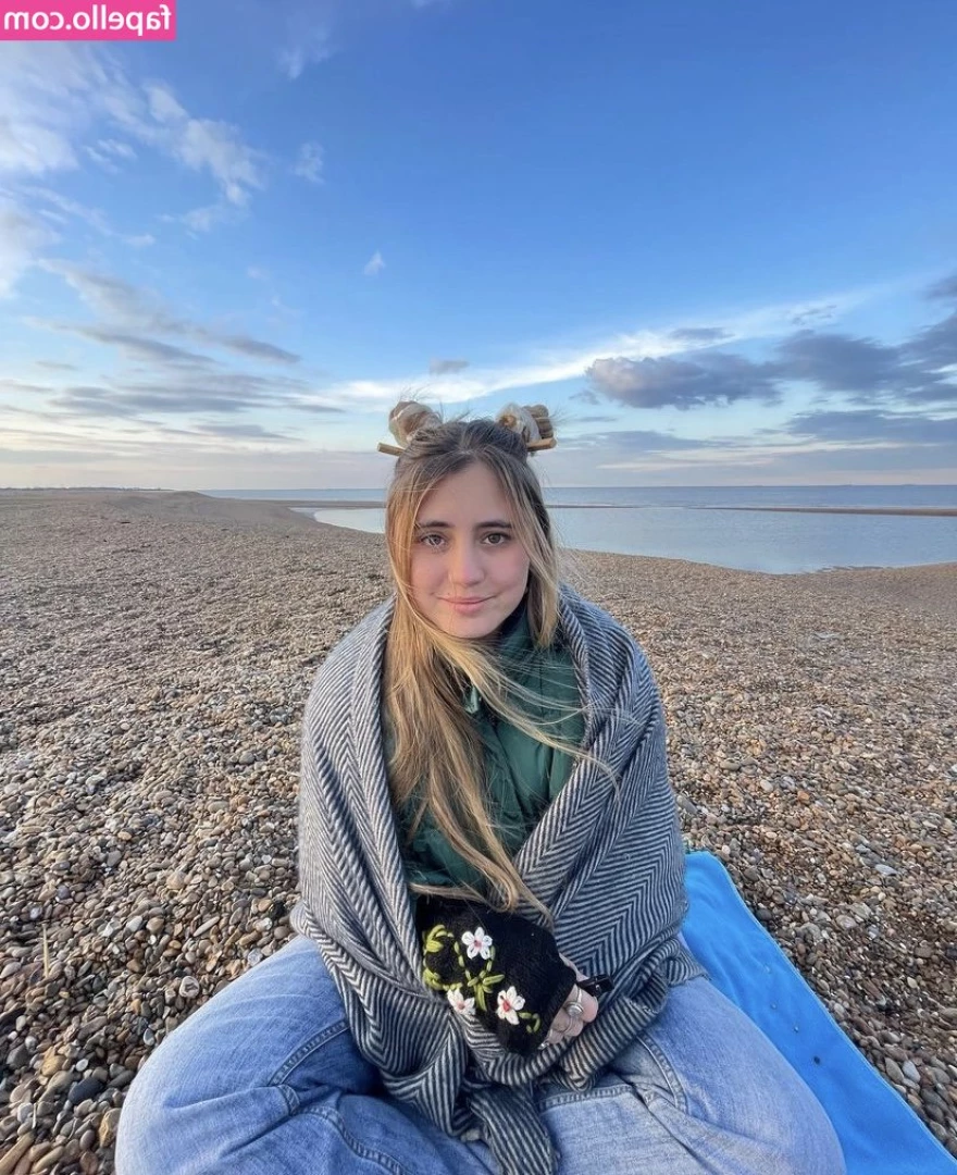 Lia Marie Johnson [ lia-marie-johnson ] - De cómo me vestí para celebrar a mi cornudo  pero como q me falto