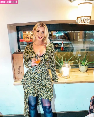 Jess Davies [ jess-davies ] - thinking about going to the AVNs this year…  should i pull the