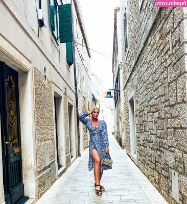 Jess Davies [ jess-davies ] - My morning routine includes affirmations  draining simps  and sunning
