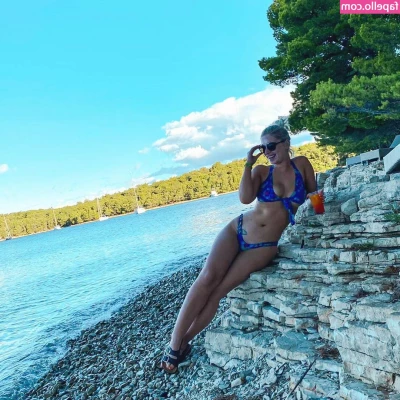 Jess Davies [ jess-davies ] - Finna get some food and then go live  Come talk to me