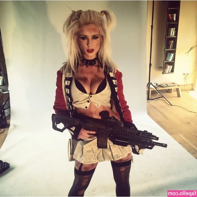 Jess Davies [ jess-davies ] - 👀 Spy on me!! 👀 🍑while I try to fit my big butt into these