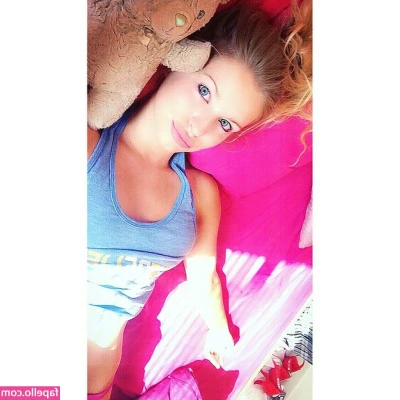 Jess Davies [ jess-davies ] - Still not feeling that great haha  if you listen to my voice in the