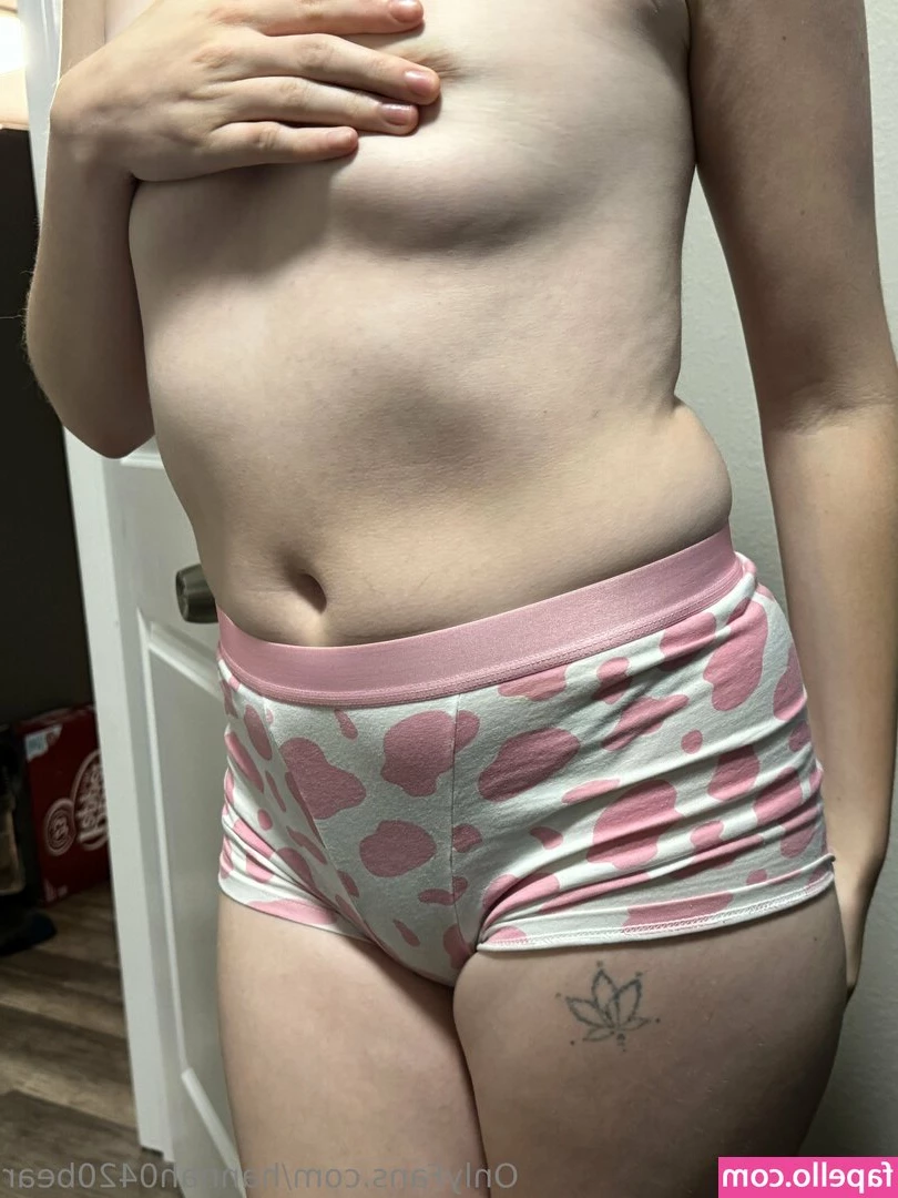 hannah0420bear - how do u feel about brunettes in short skirts? ʚ♡ɞ
