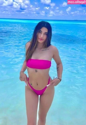 Sofia Crisafulli [ sofia-crisafulli-1 ] - I need someone to distract me from the computer  are you in