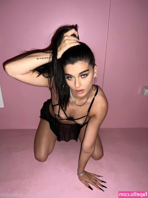 Sofia Crisafulli [ sofia-crisafulli-1 ] - Humpday handful