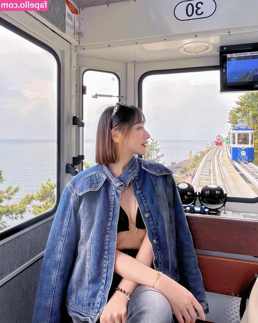 映雪Inshy [ inshy ] - Let’s just take a second and appreciate my massive tits! 😍
