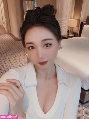 映雪Inshy [ inshy ] - TOPLESS TUESDAY  Showing off my breasts I look sweet  but really I am