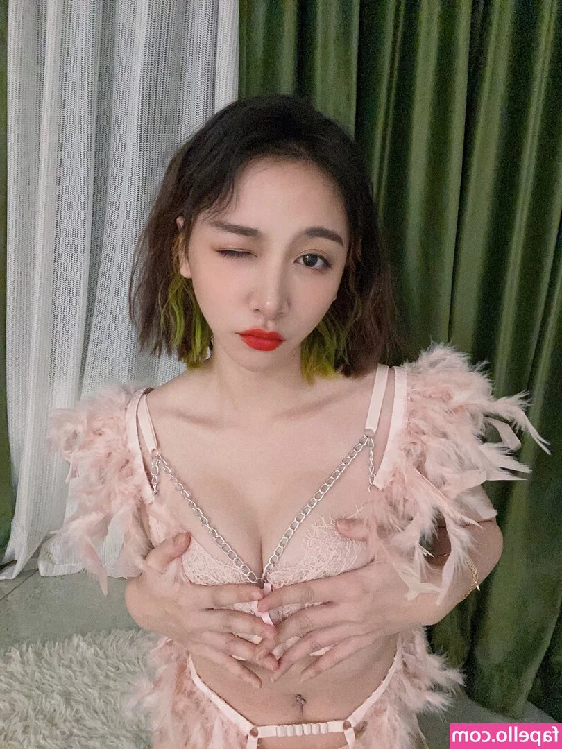 映雪Inshy [ inshy ] - Humpday surprise package    Love how these lacy pale knickers feel