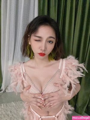 映雪Inshy [ inshy ] - Humpday surprise package    Love how these lacy pale knickers feel