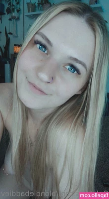 blondiebaddiev - I m loving this day  relaxing on my couch  Tell me what you re doing